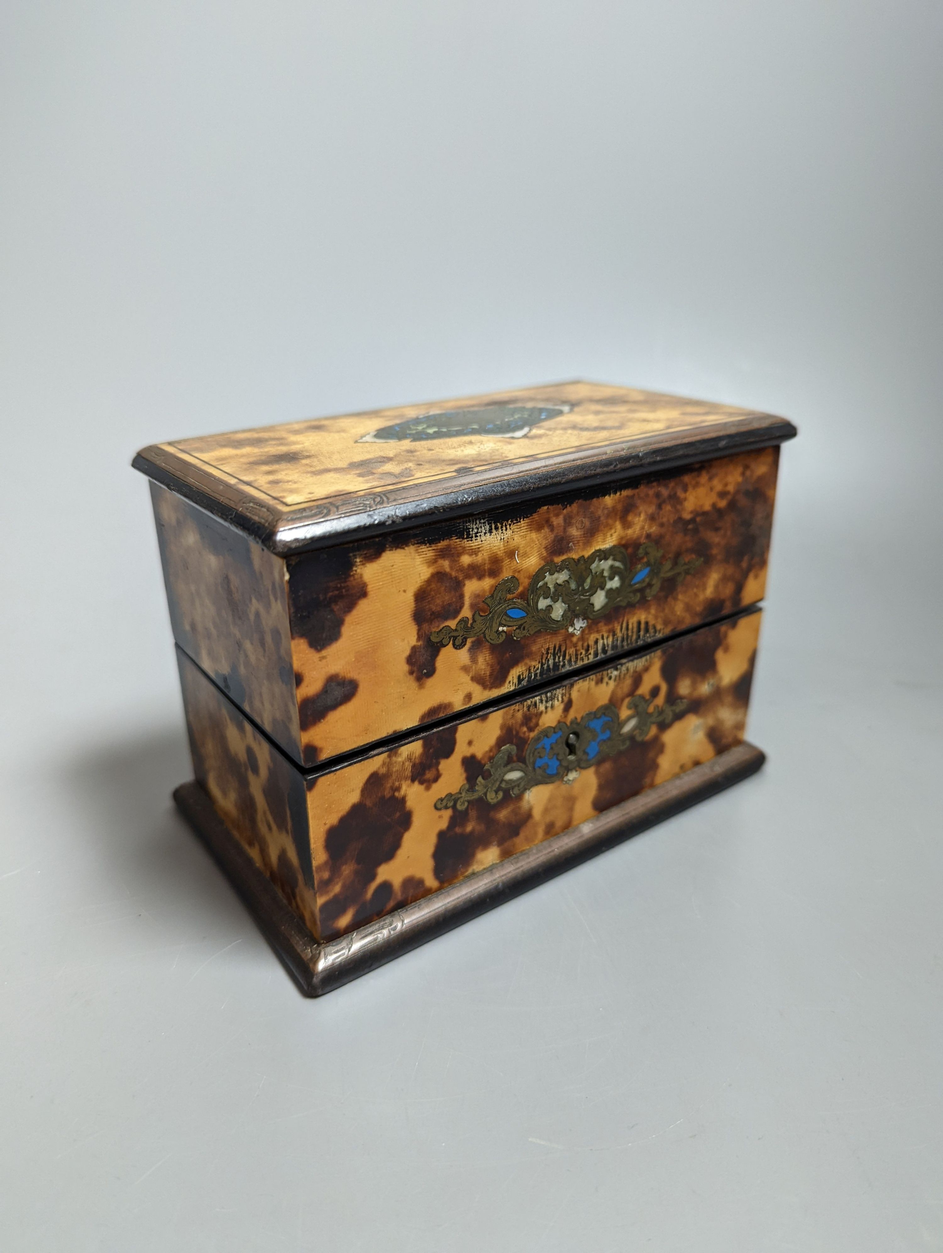 A 19th century French inlaid tortoiseshell scent bottle casket 14.5cm